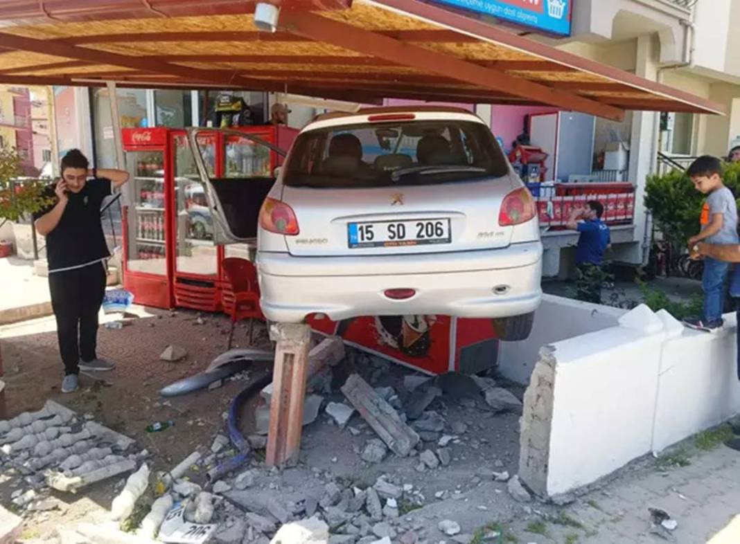 Markete dondurma almaya gidenler şaşkına döndü! Kaza yapan araç, buzdolabının üstüne kondu 2